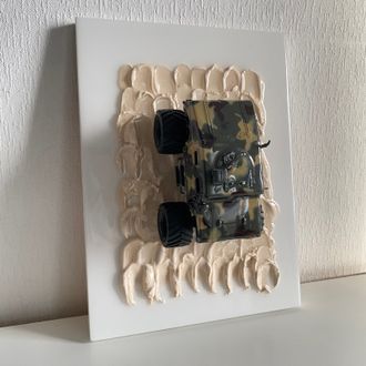 Картина с машинкой из гипса и эпоксидной смолы
