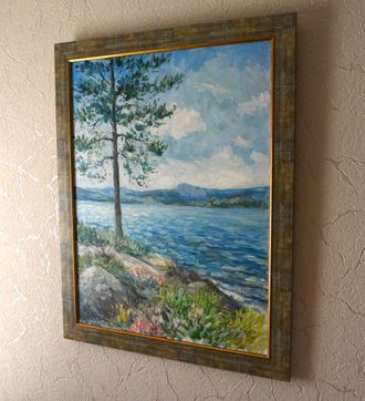 Сосна на берегу озера